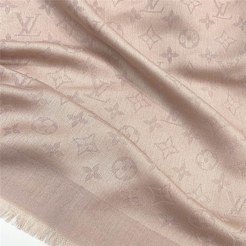 l0vis Vvtt0n lv gold and silver silk shawl