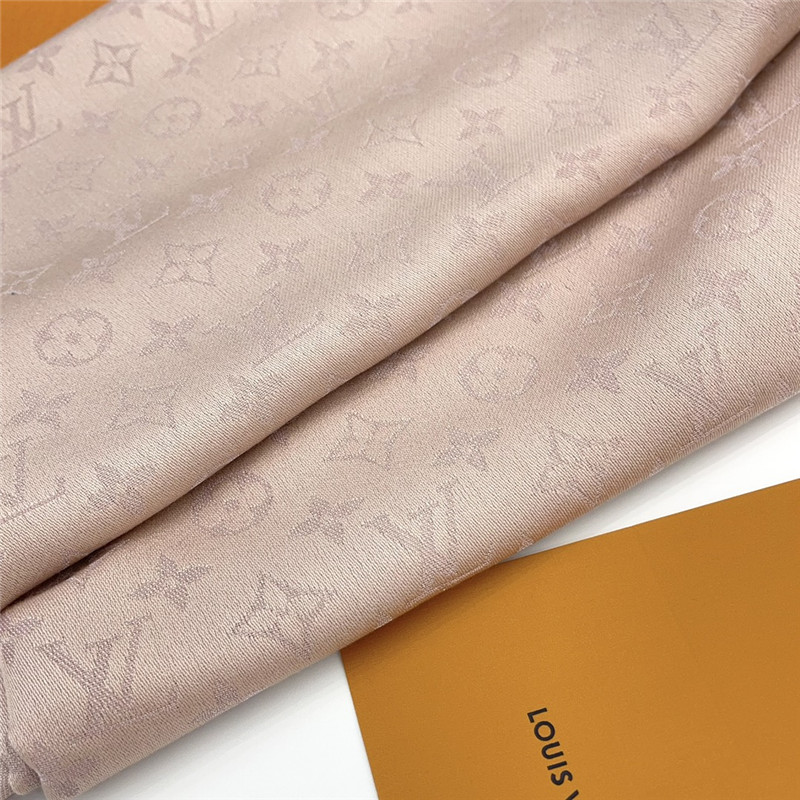 l0vis Vvtt0n lv gold and silver silk shawl