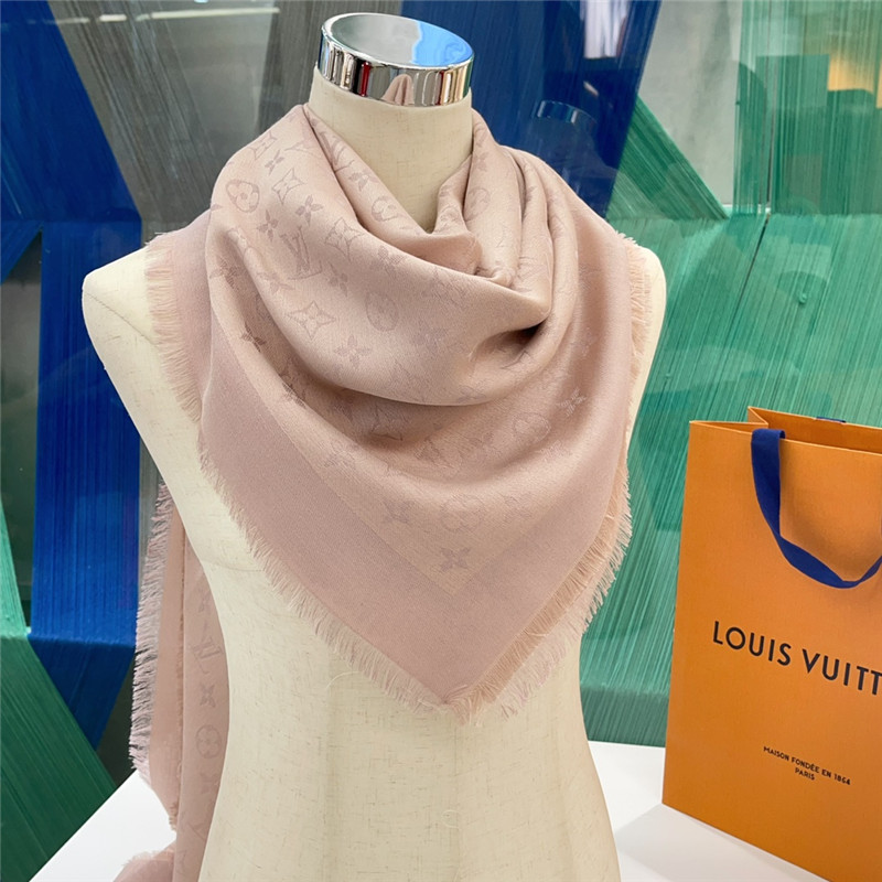 l0vis Vvtt0n lv gold and silver silk shawl