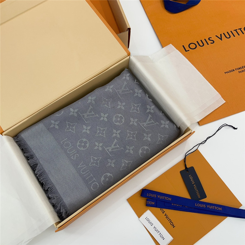 l0vis Vvtt0n lv gold and silver silk shawl