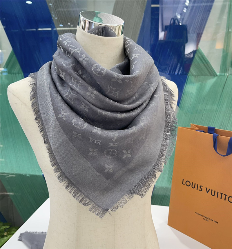 l0vis Vvtt0n lv gold and silver silk shawl