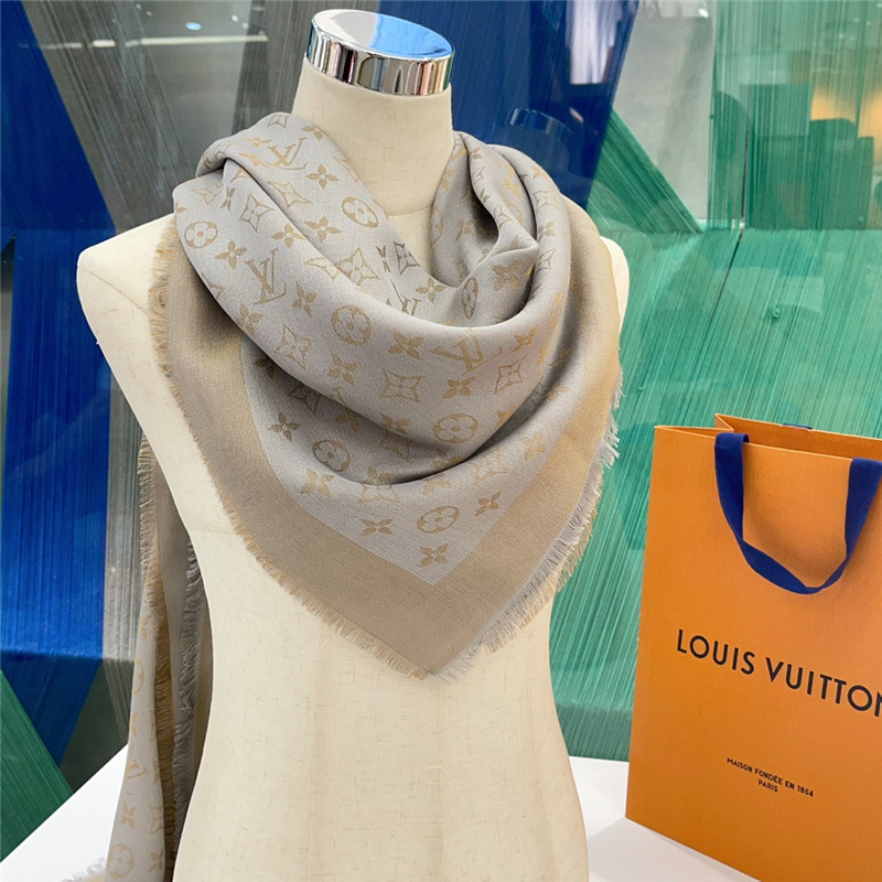 l0vis Vvtt0n lv gold and silver silk shawl