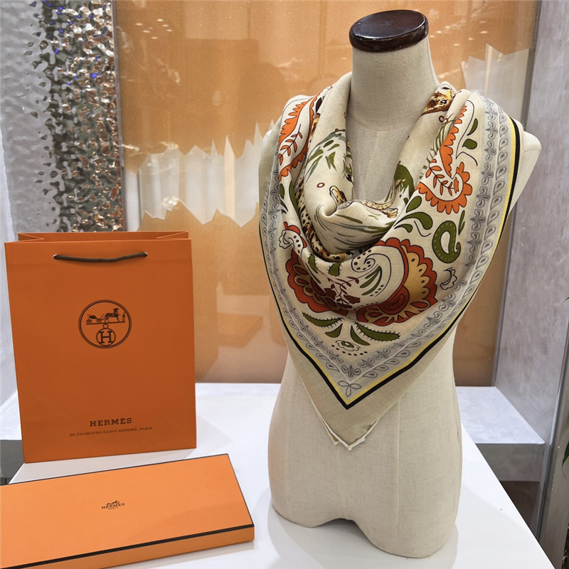 H**me5 animal motif silk scarf