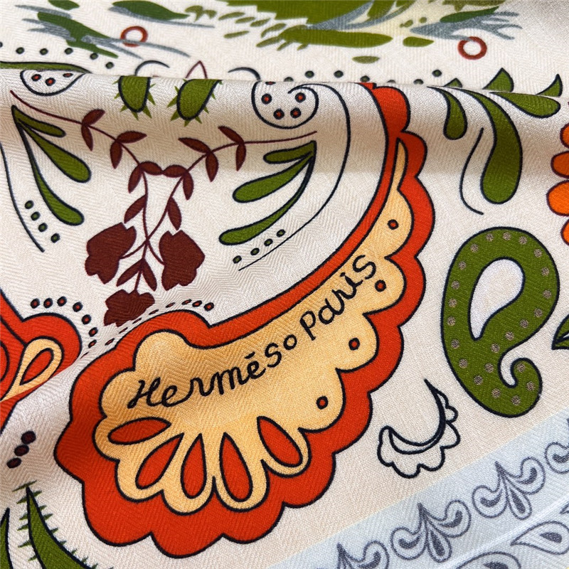H**me5 animal motif silk scarf