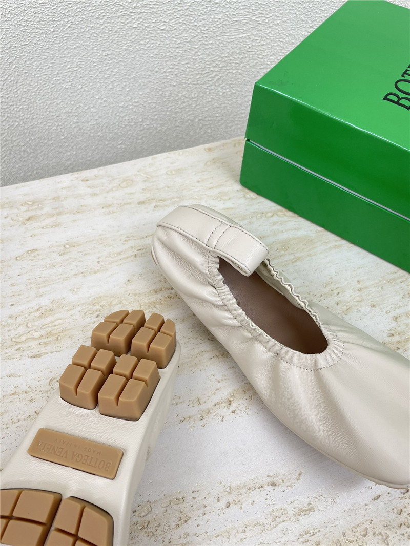 b0tt*ga Ven*ta shore ballerina in sea salt lambskin