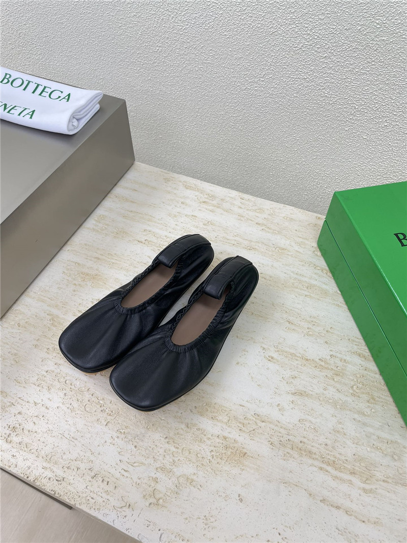 b0tt*ga Ven*ta shore ballerina in black lambskin