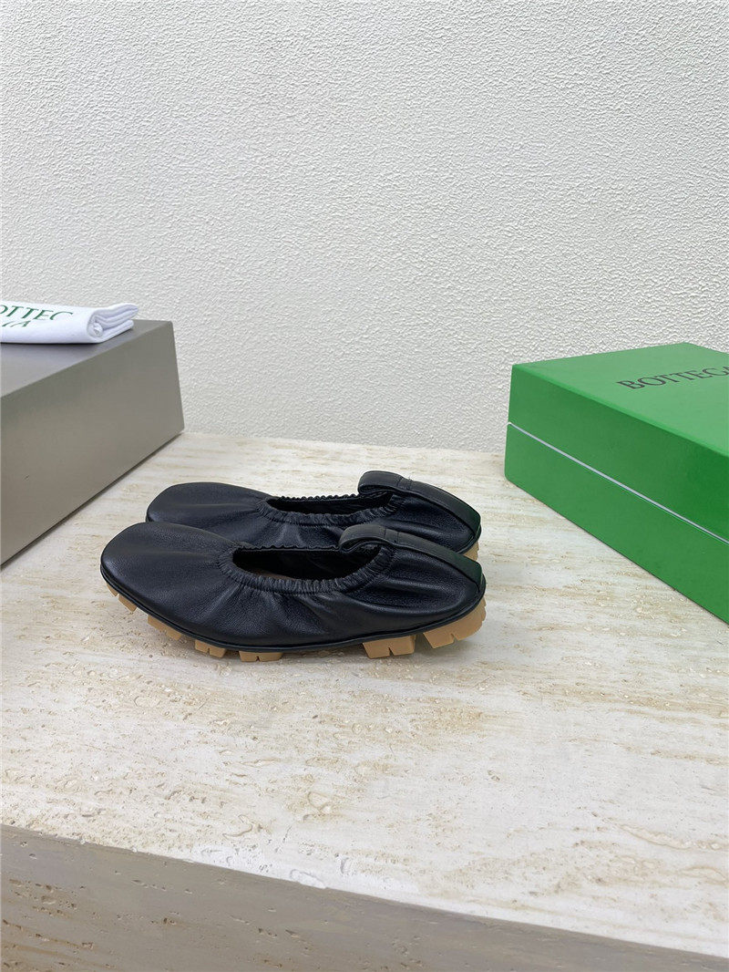 b0tt*ga Ven*ta shore ballerina in black lambskin