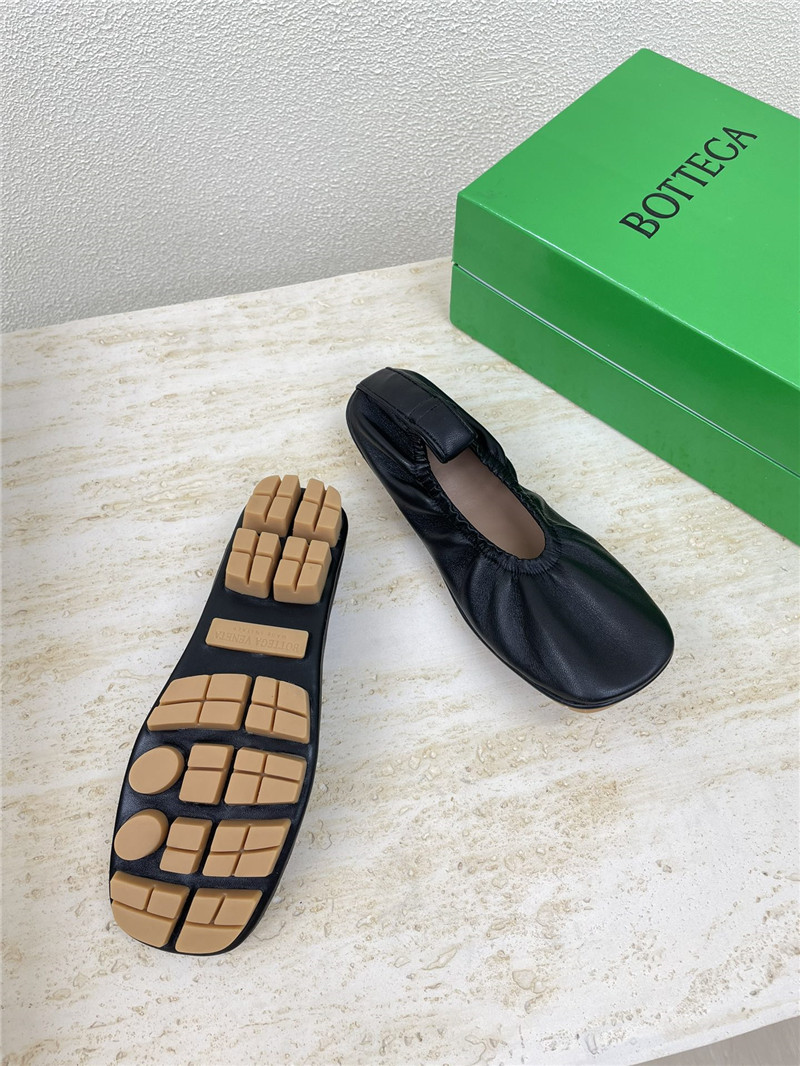 b0tt*ga Ven*ta shore ballerina in black lambskin