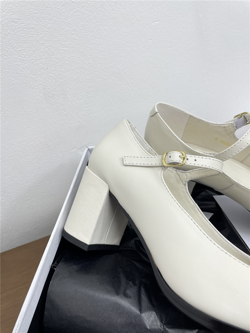 Ce1i*e lily crystal triomphe white leather pumps