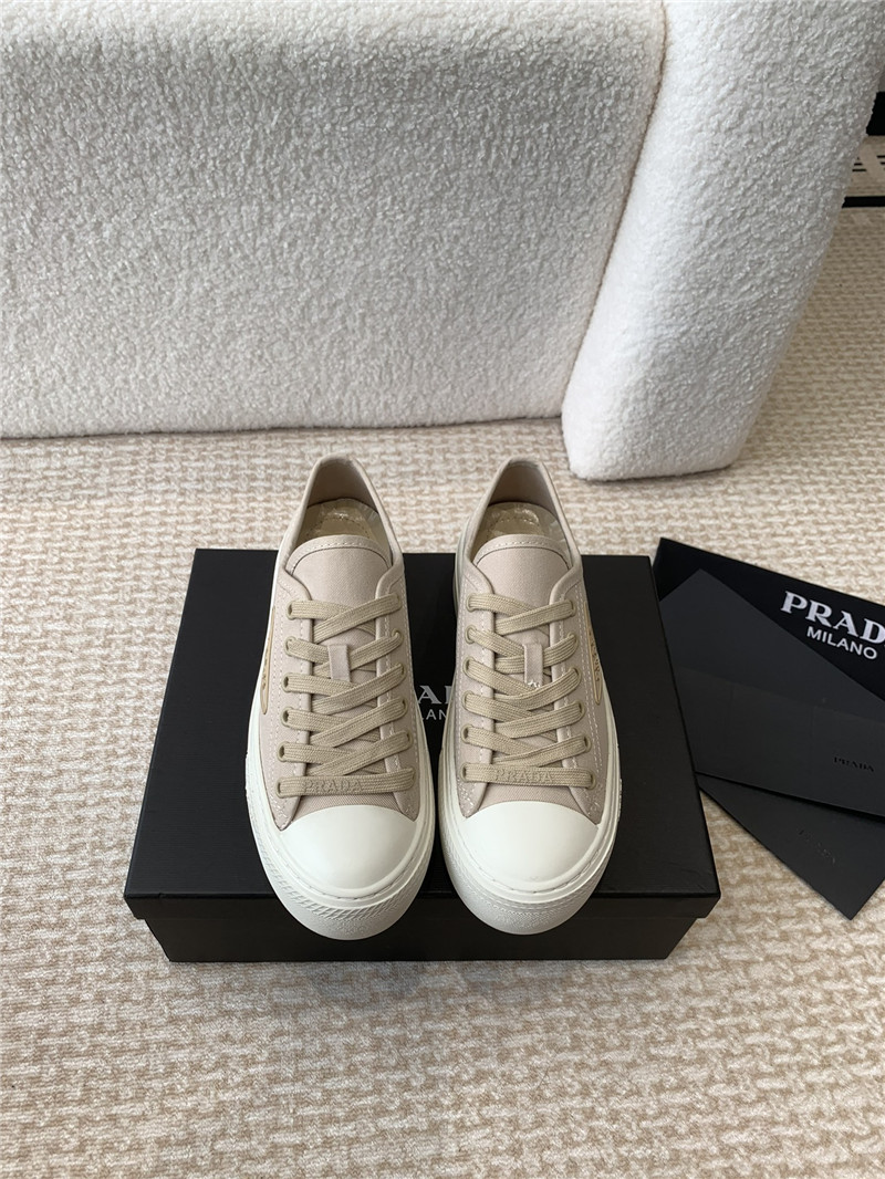 Pra*a women’s beige laced canvas sneakers