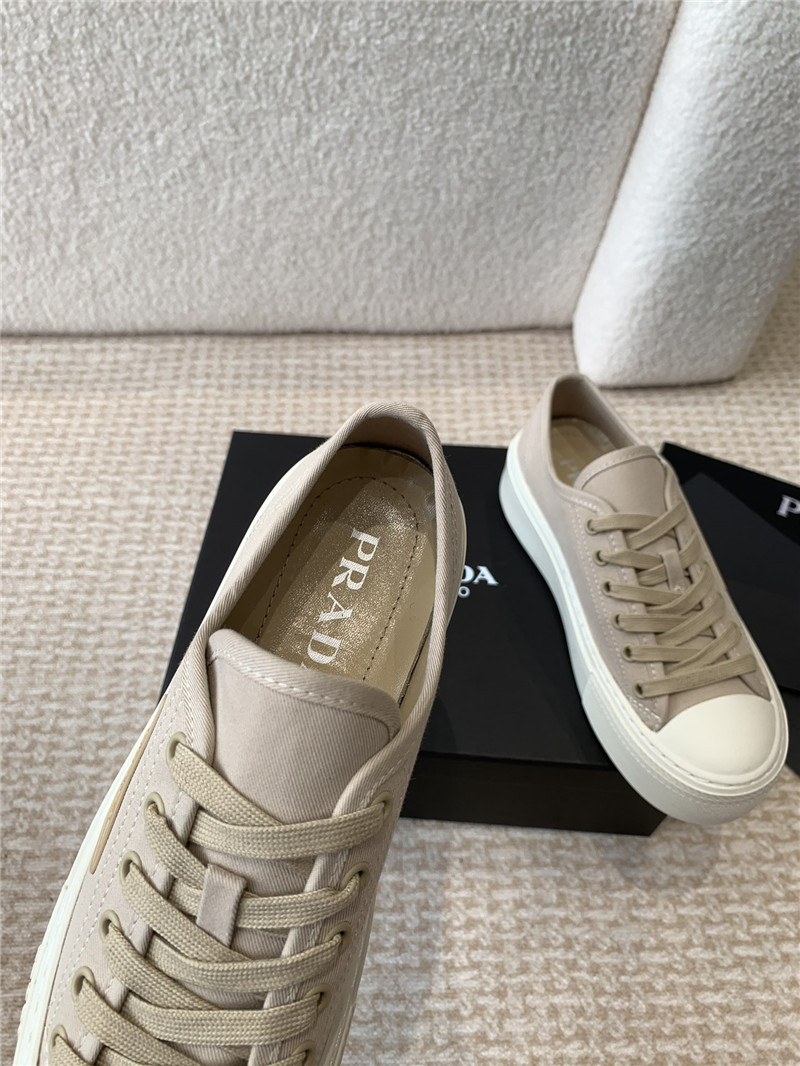 Pra*a women’s beige laced canvas sneakers
