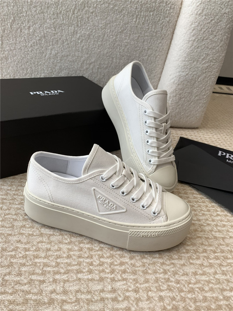Pra*a women’s white laced canvas sneakers