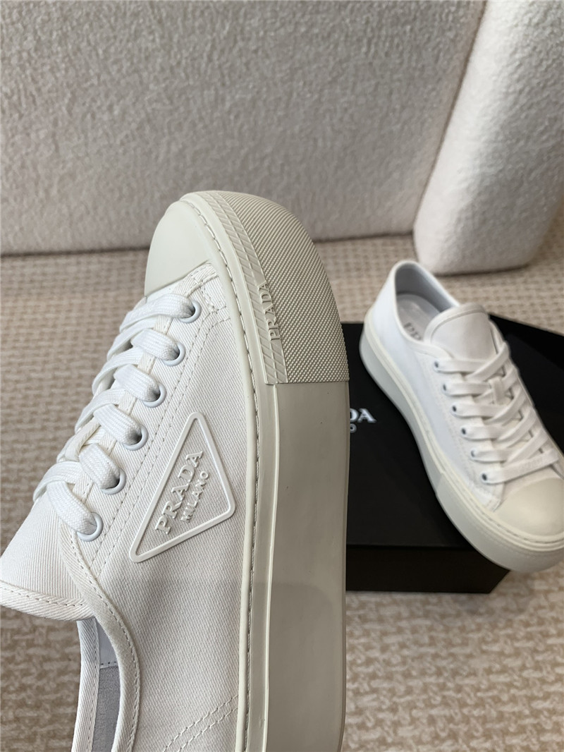 Pra*a women’s white laced canvas sneakers