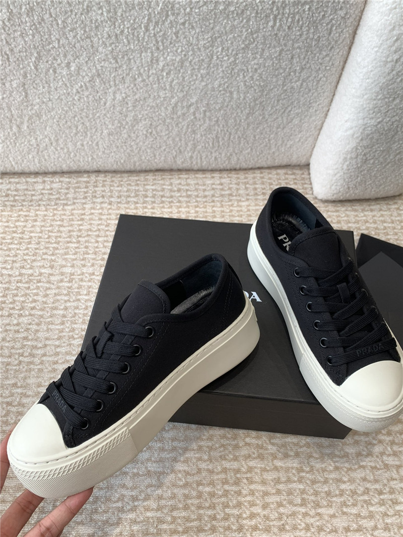 Pra*a women’s black laced canvas sneakers