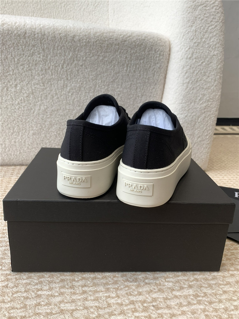 Pra*a women’s black laced canvas sneakers