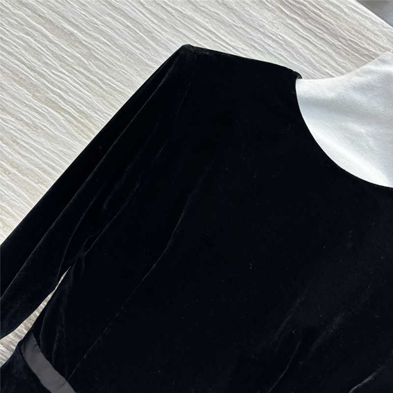 Y51 backless little black dress