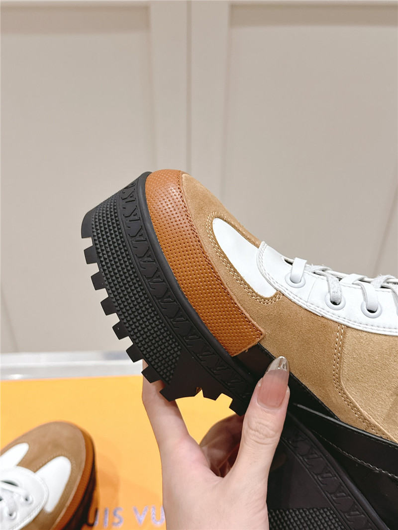 l0vis Vvtt0n laureate platform desert boot for women