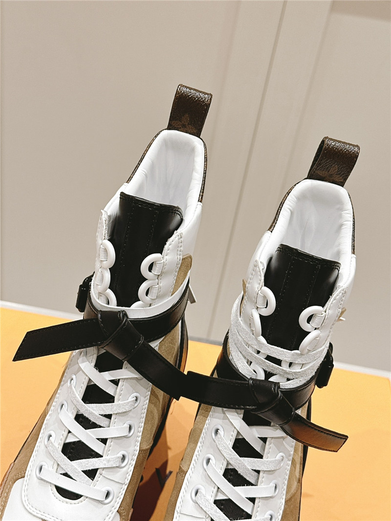 l0vis Vvtt0n laureate platform desert boot for women