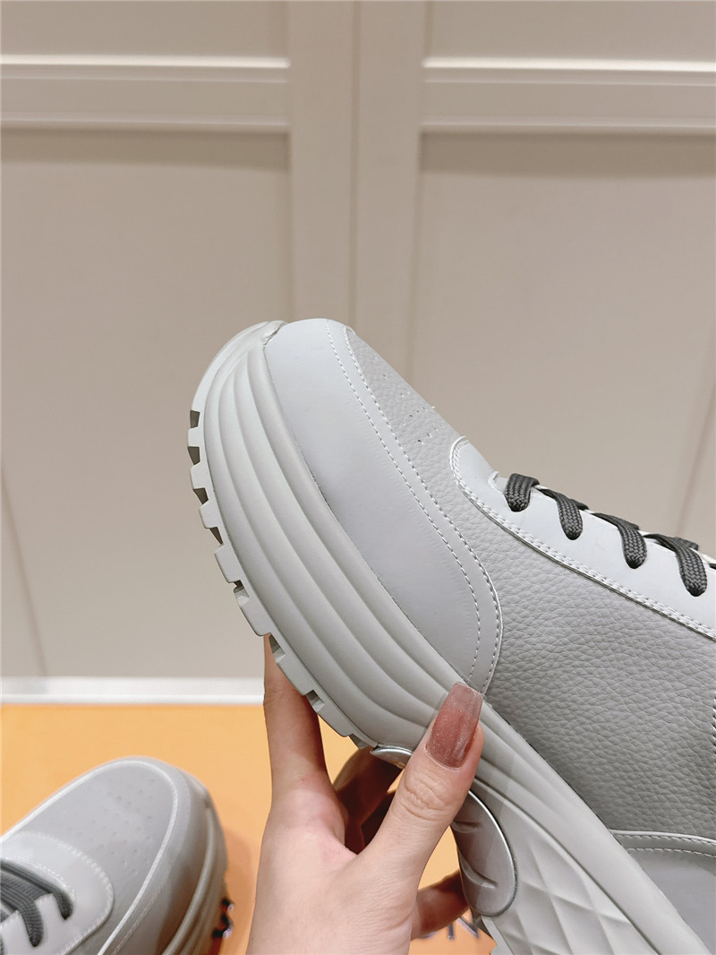 l0vis Vvtt0n run away sneakers in grey