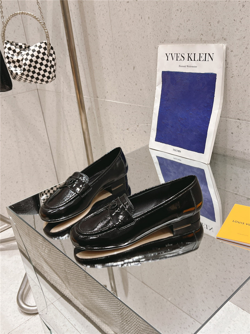 l0vis Vvtt0n soho flat loafer in black pattern leather