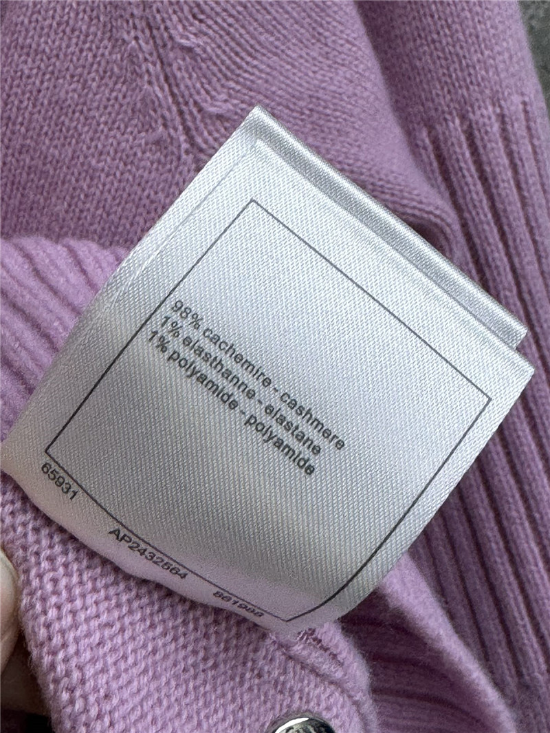 Ch**el turnlock hem crop sweater pink