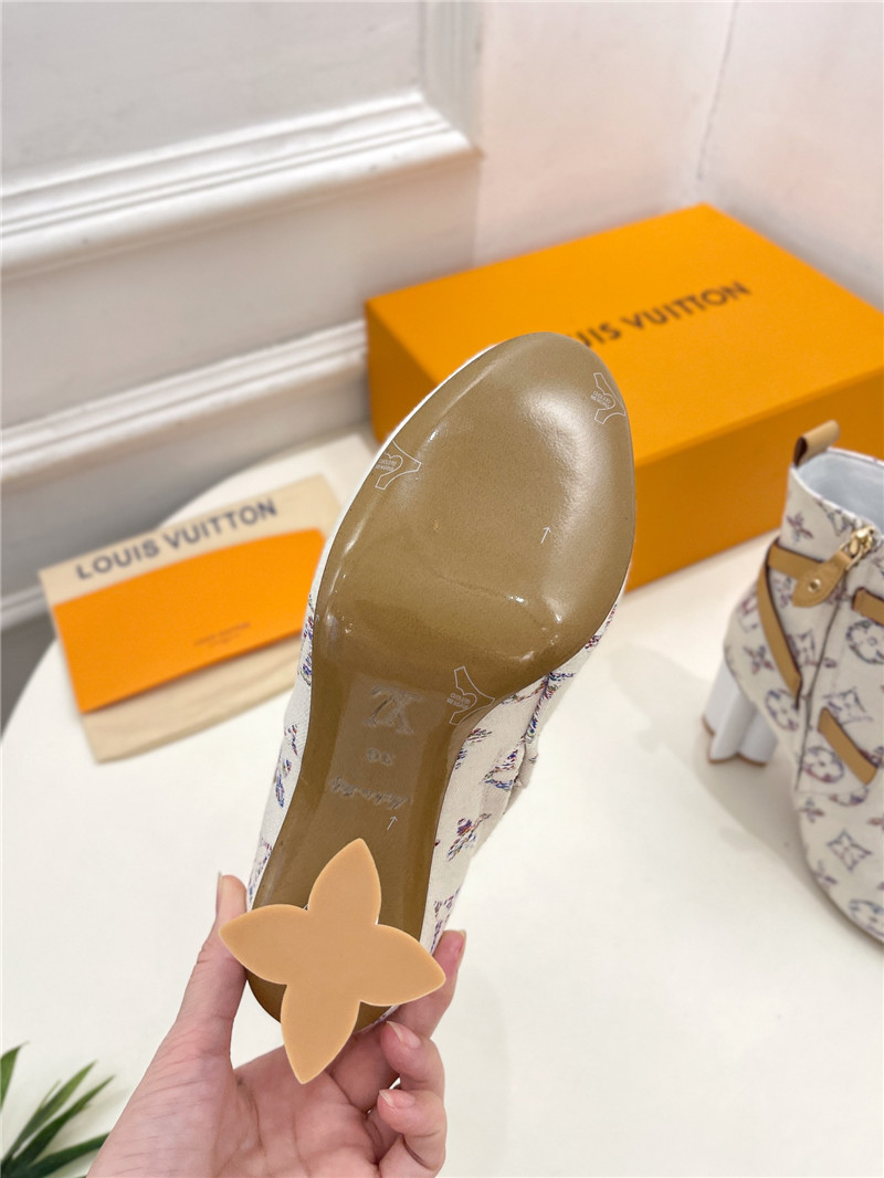 l0vis Vvtt0n beige monogram silhouette ankle boot