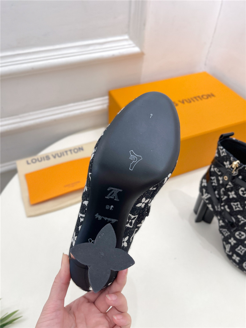 l0vis Vvtt0n navy monogram silhouette ankle boot