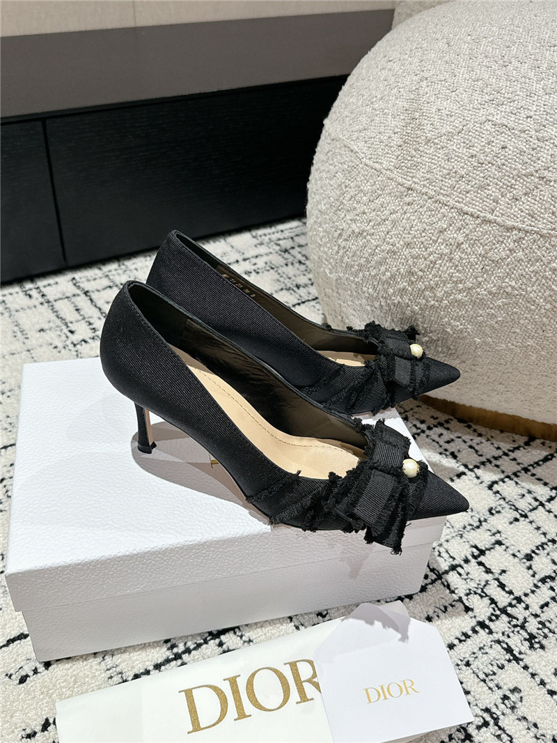 D10r aD10rable black pumps fringed grosgrain