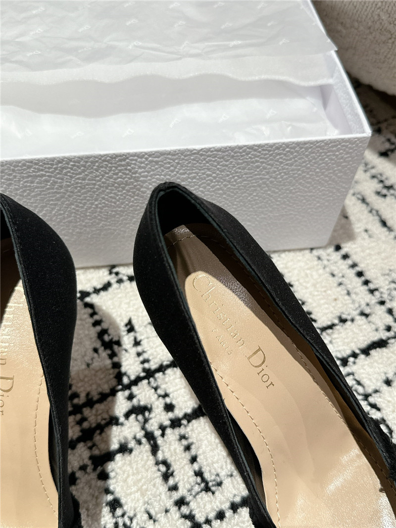 D10r aD10rable black pumps fringed grosgrain