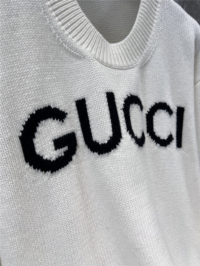 Gvc*1 intarsia-logo wool sweater in white