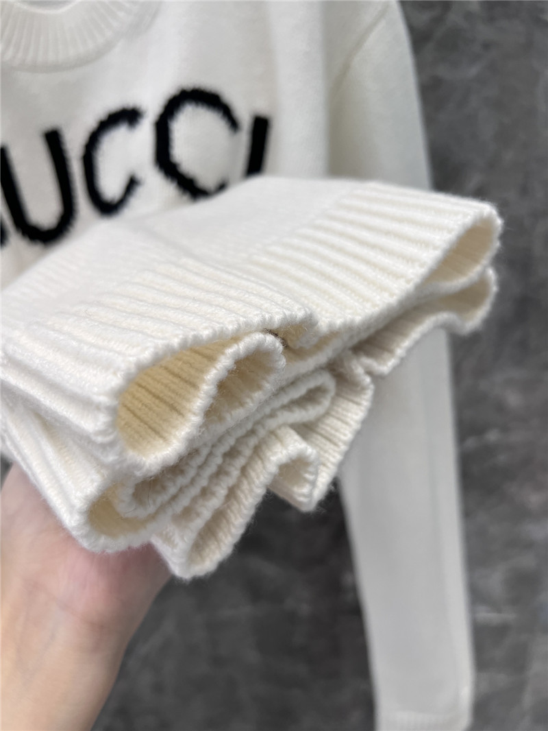 Gvc*1 intarsia-logo wool sweater in white