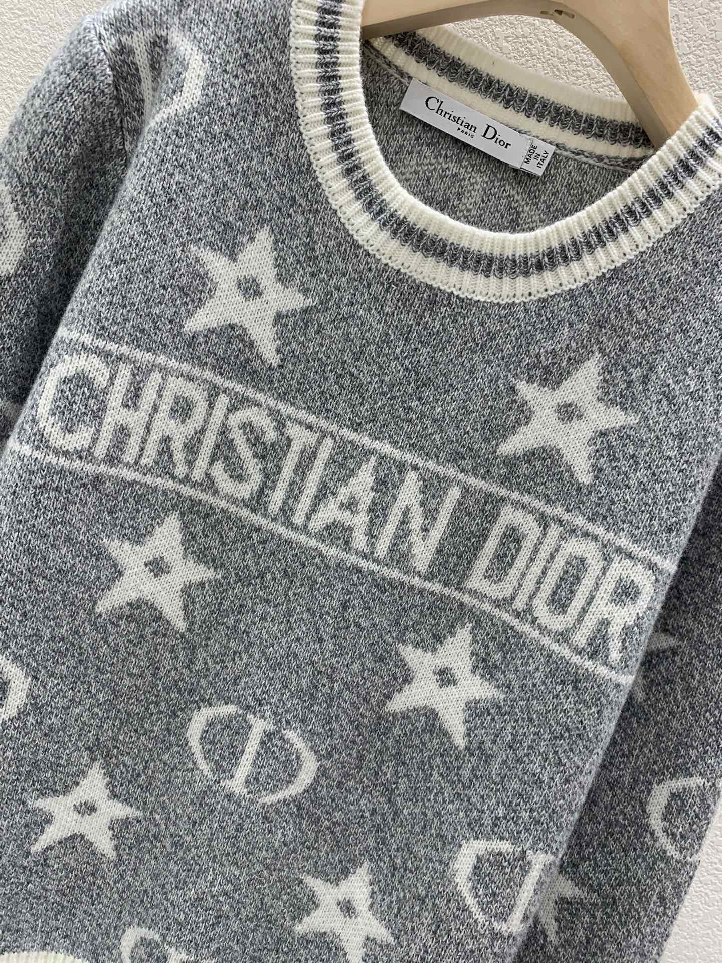 D10r white/grey contrast crewneck knit sweater