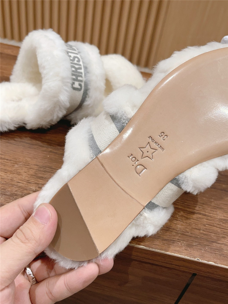 D10r white/grey shearling chez moi flat slides
