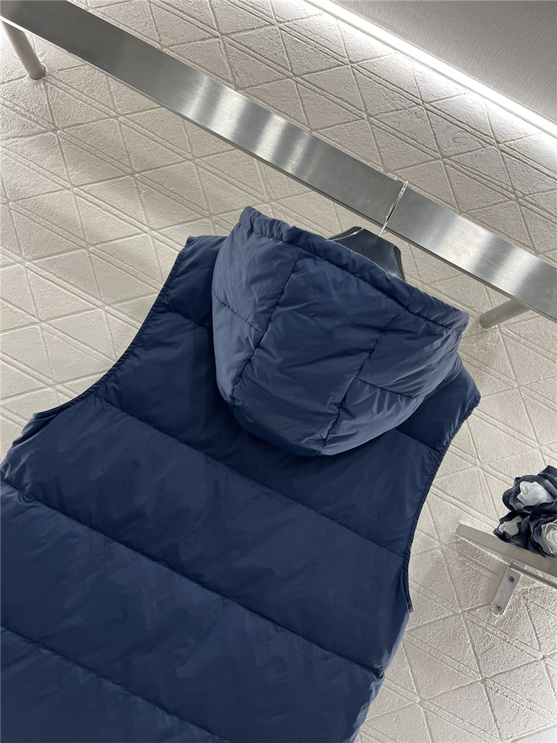 Ce1i*e hooded padded vest