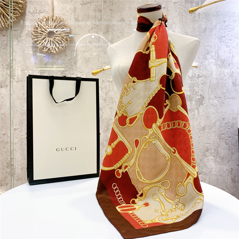 Gvc*1 horsebit square scarf