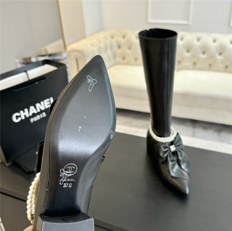 Ch**el pearl chain pointed high boot