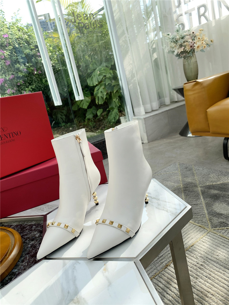 Va1e*ntin0 garavani rockstud white leather ankle boots