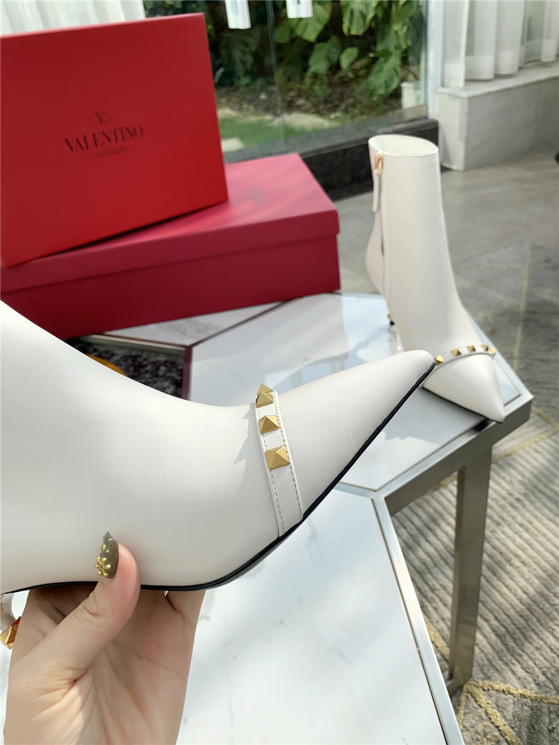 Va1e*ntin0 garavani rockstud white leather ankle boots