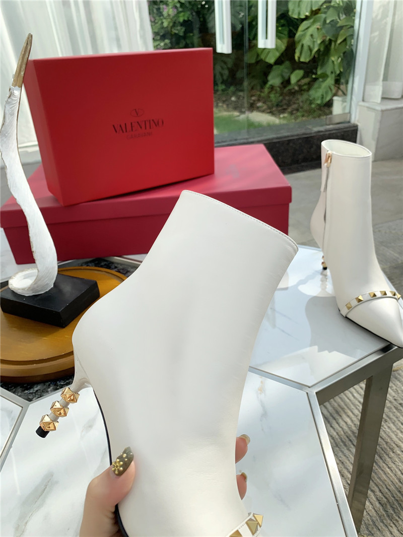 Va1e*ntin0 garavani rockstud white leather ankle boots
