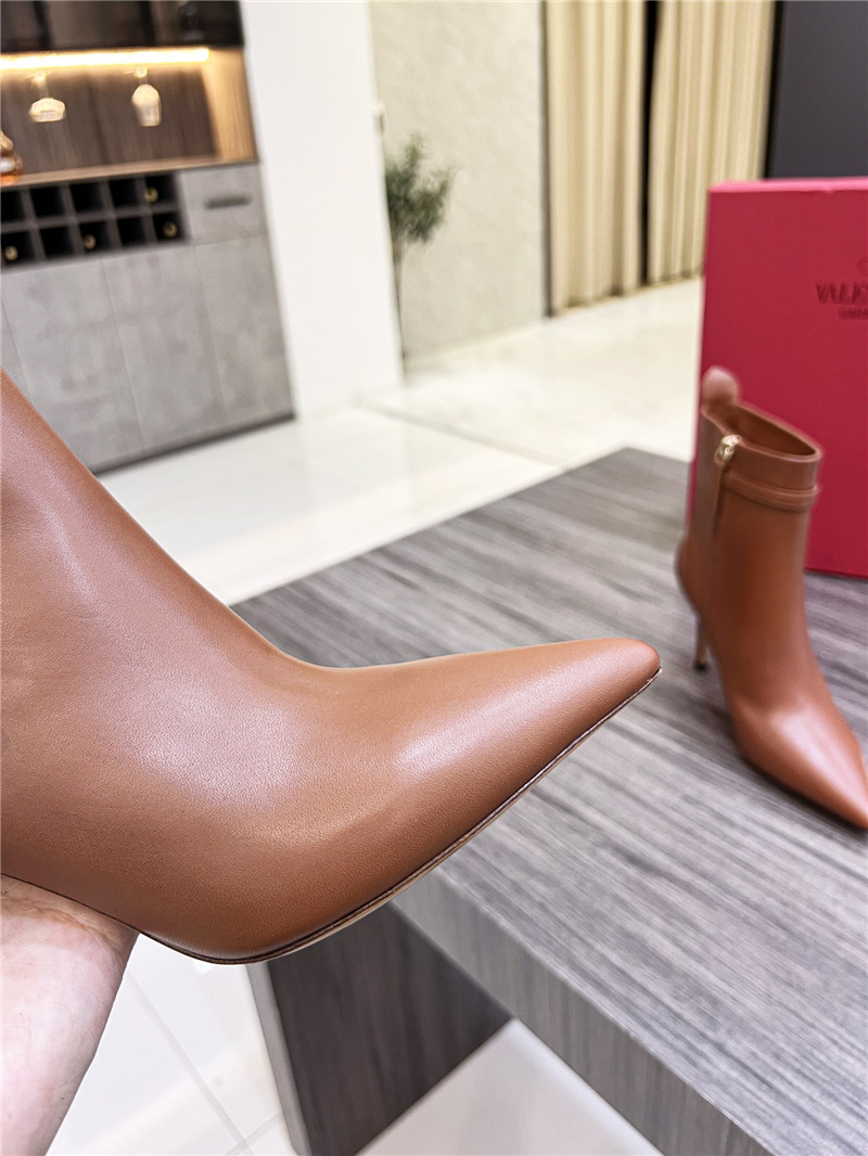 Va1e*ntin0 garavani tan go brown calfskin ankle boots