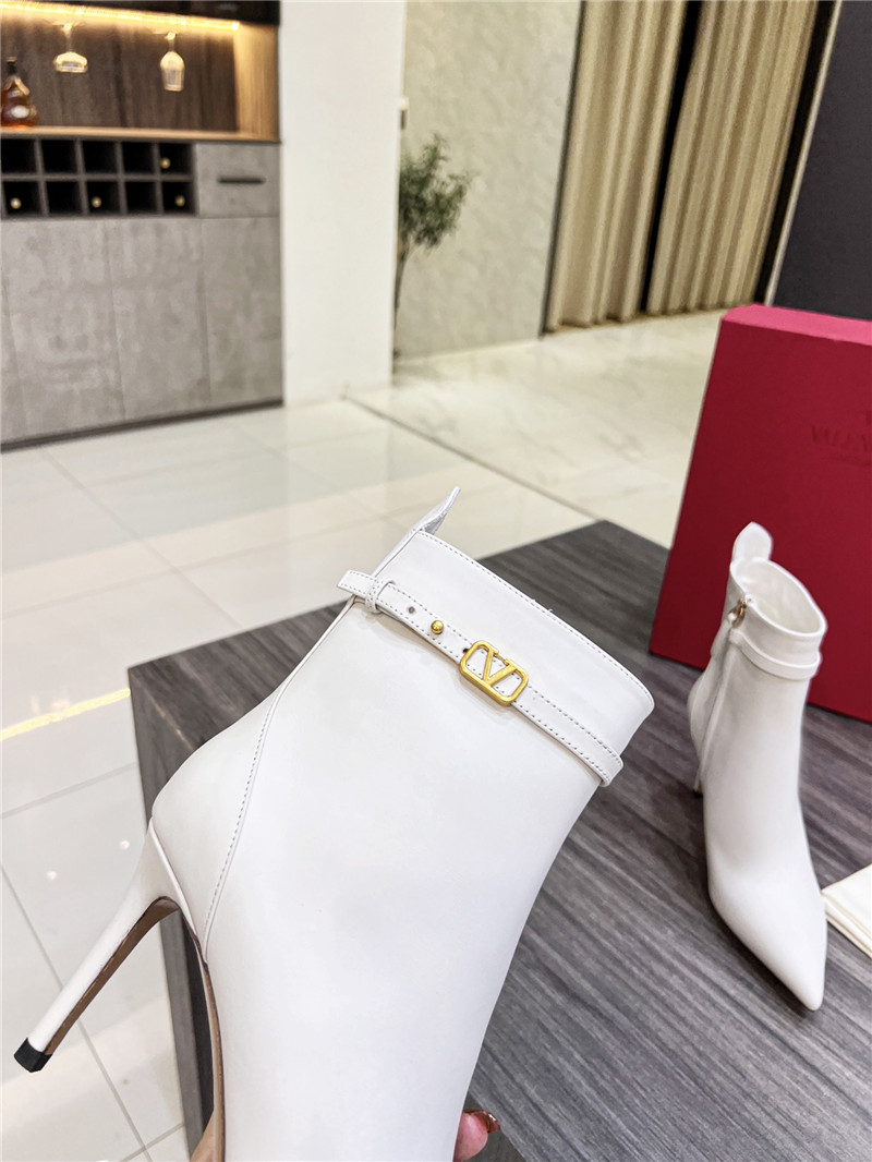 Va1e*ntin0 garavani tan go white calfskin ankle boots