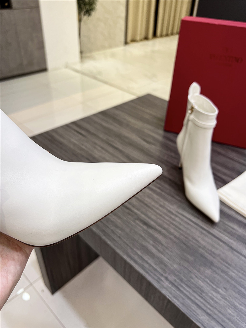 Va1e*ntin0 garavani tan go white calfskin ankle boots