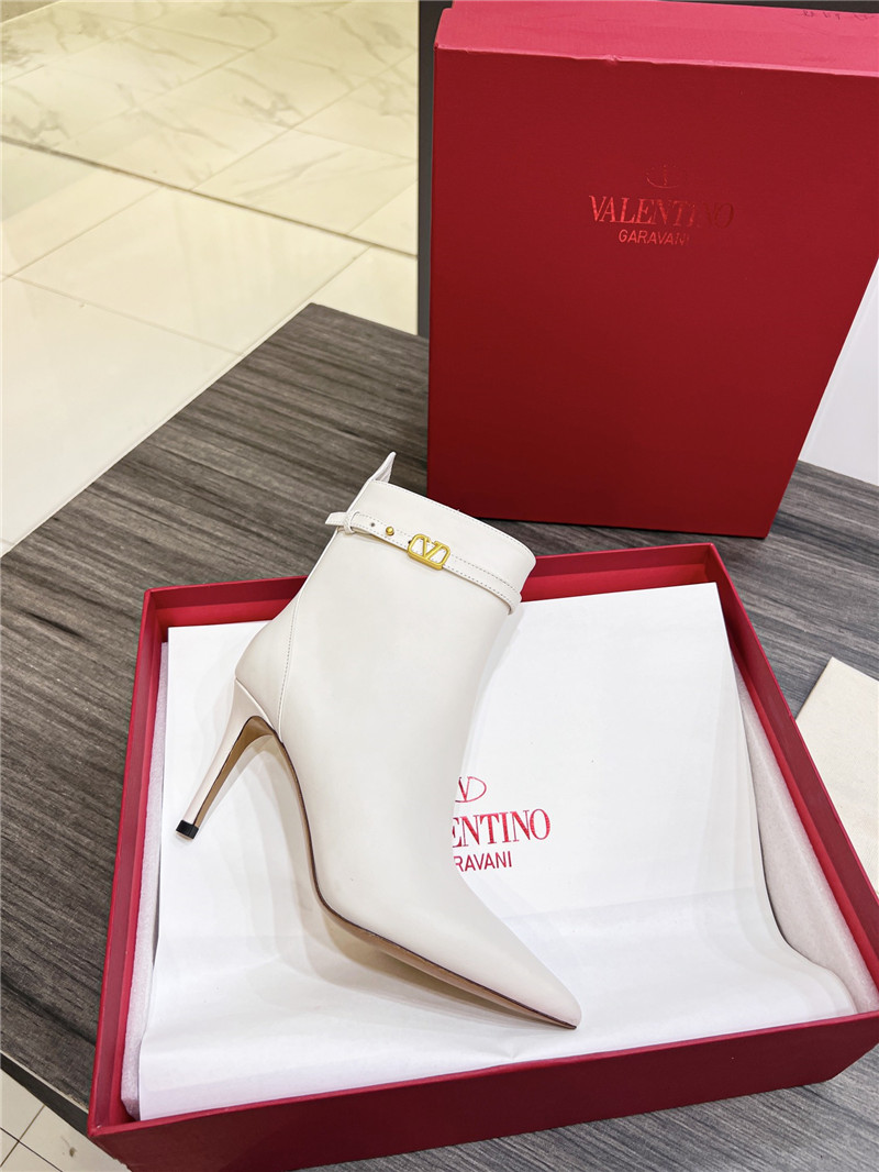 Va1e*ntin0 garavani tan go white calfskin ankle boots
