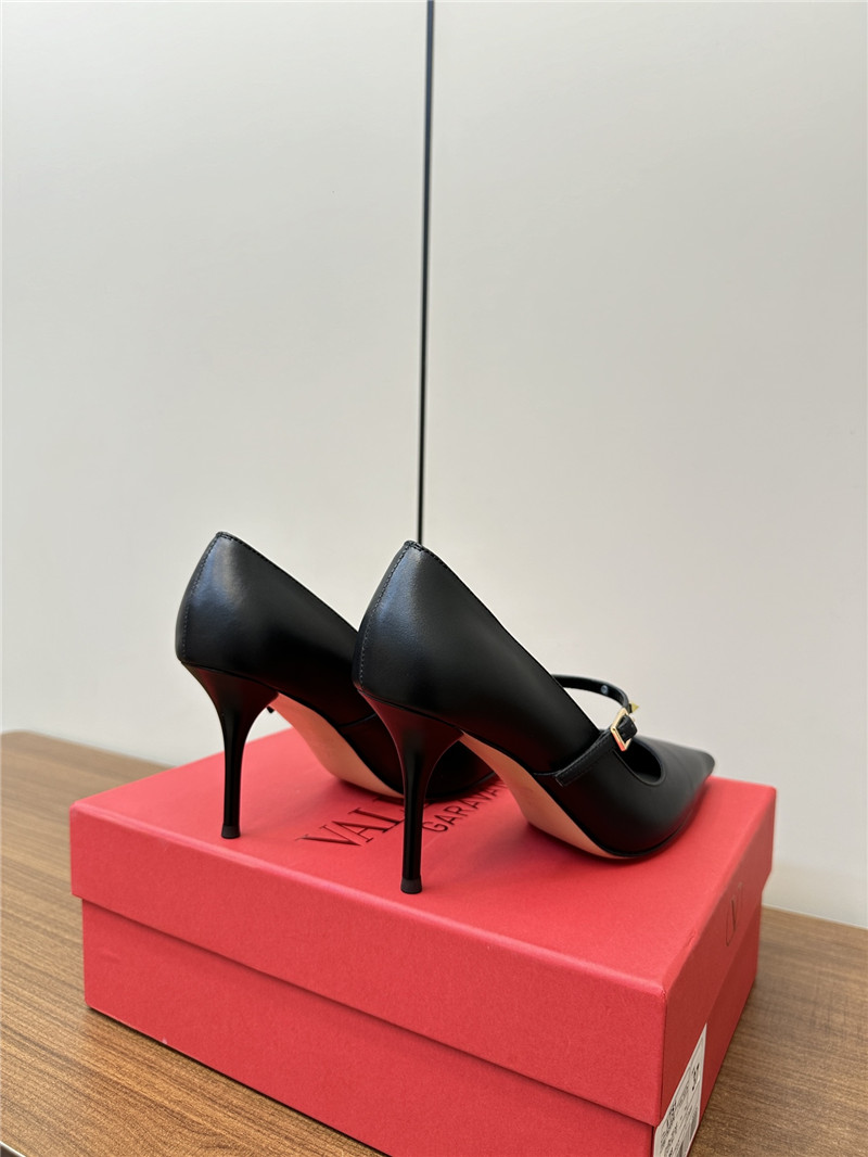 Va1e*ntin0 rockstud black smooth leather pumps