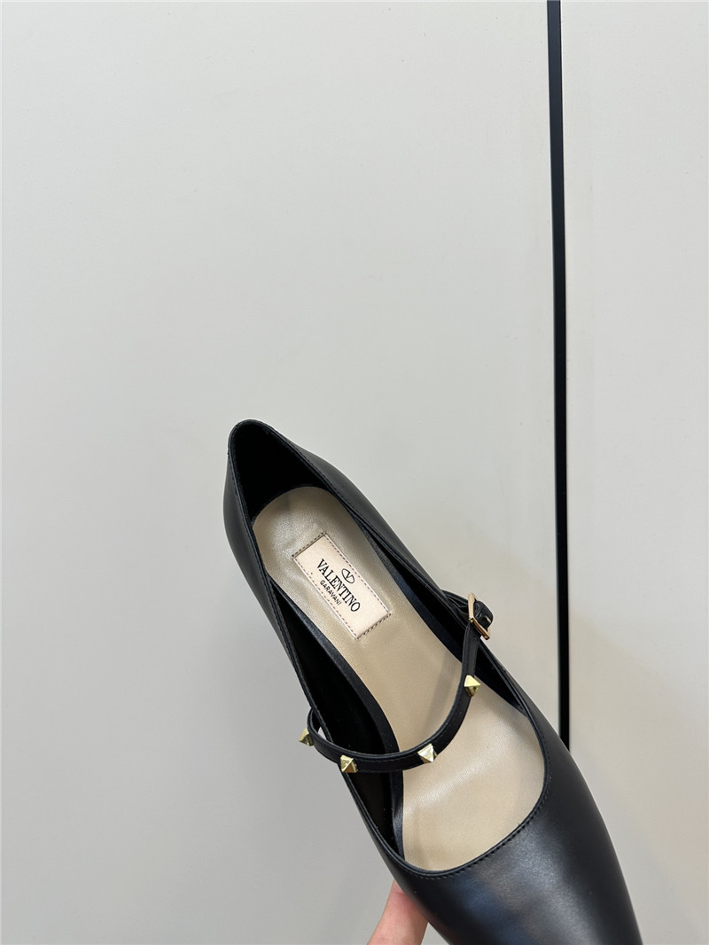 Va1e*ntin0 rockstud black smooth leather pumps