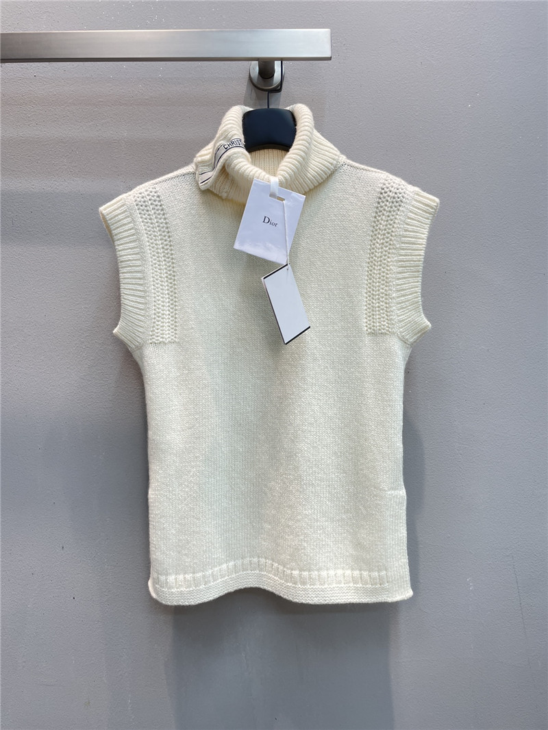 D10r sleeveless turtleneck knit top in white
