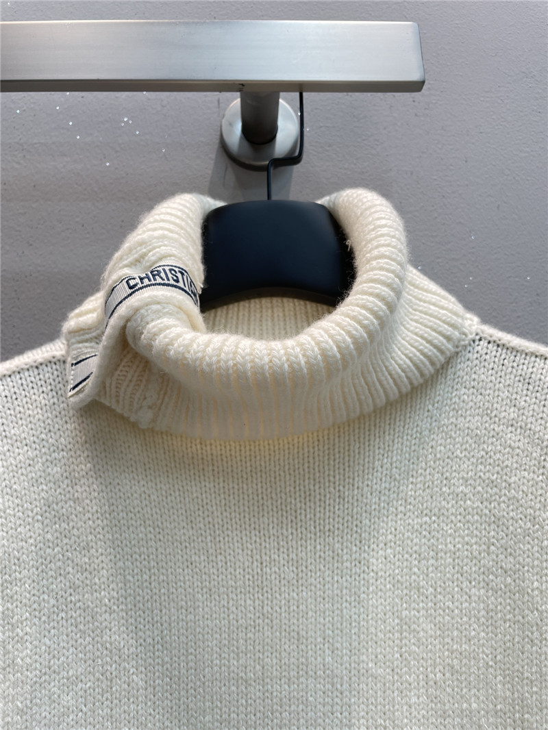 D10r sleeveless turtleneck knit top in white