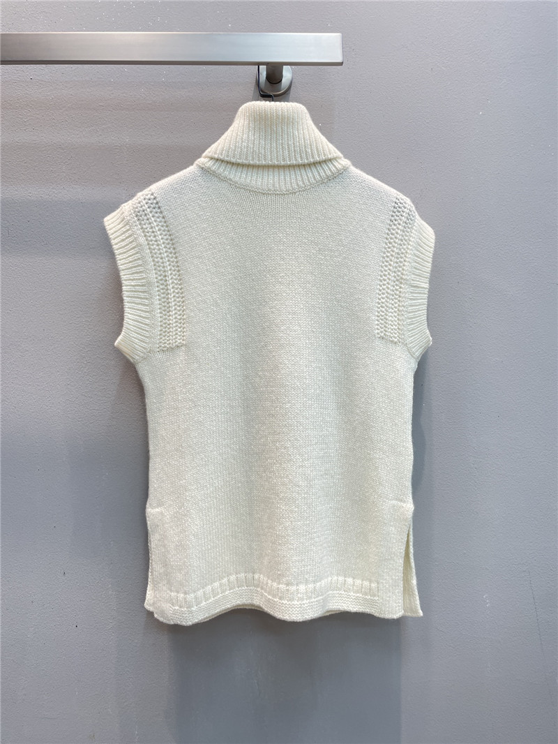 D10r sleeveless turtleneck knit top in white