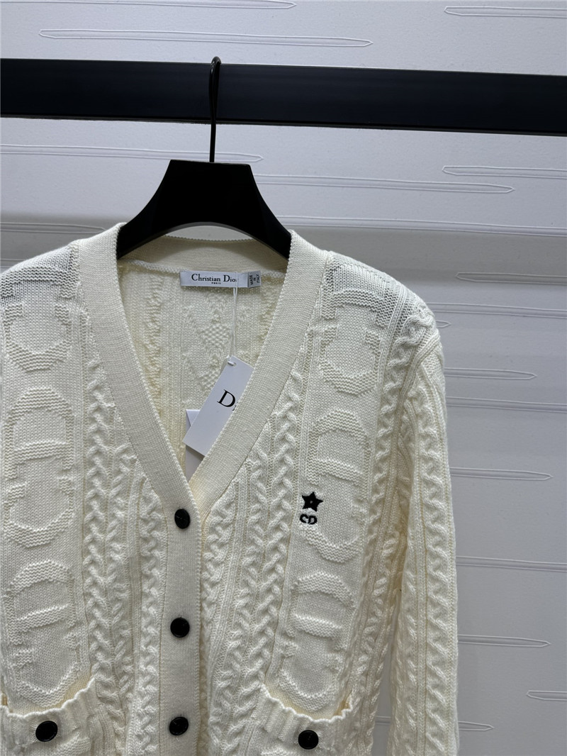 D10r contrast cable knit cardigan white