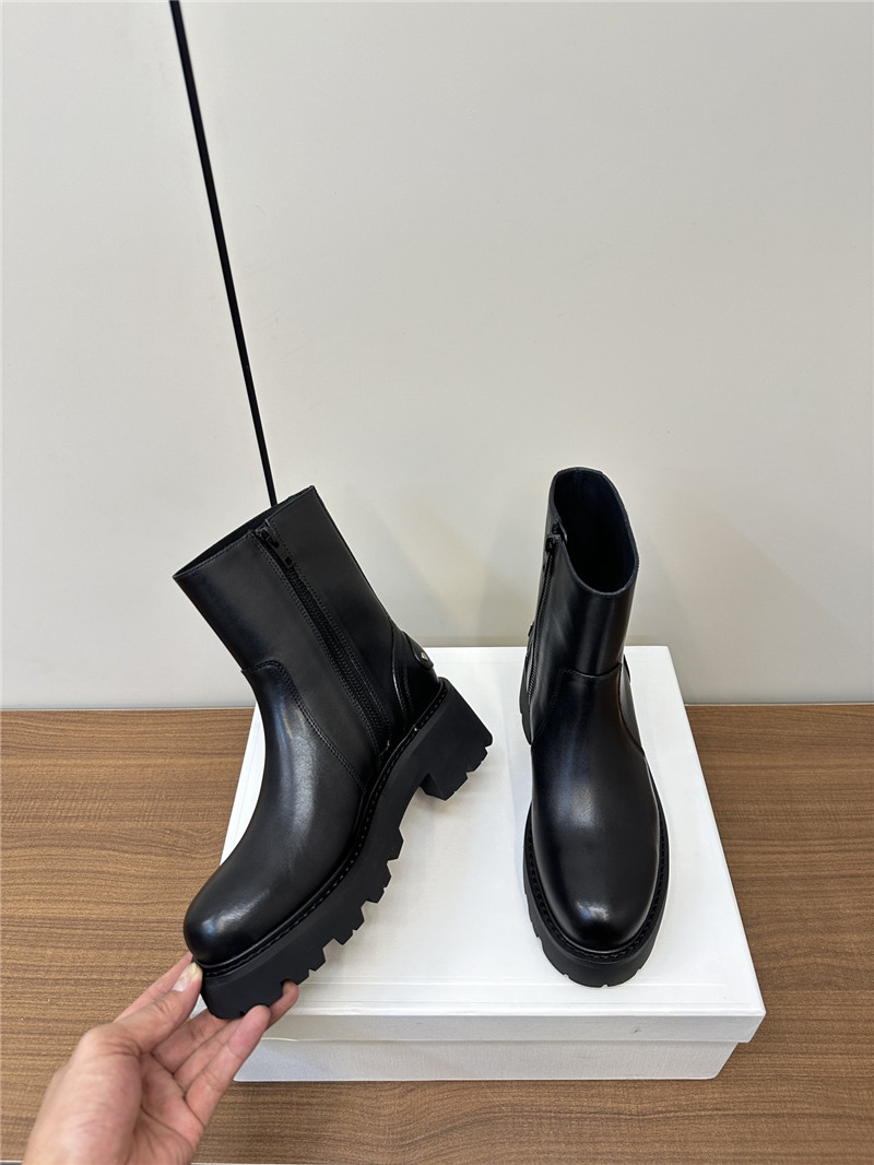 Ce1i*e margaret black chelsea boots